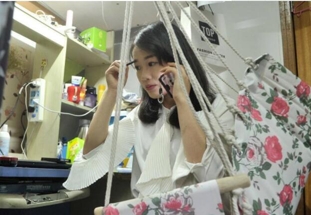 大学生放着一年800的宿舍不住，却在校外花1万2租房，原因很无奈