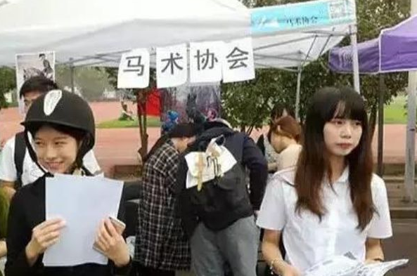 进入大学后，学生户口是否要迁到学校所在地，辅导员告诉你答案