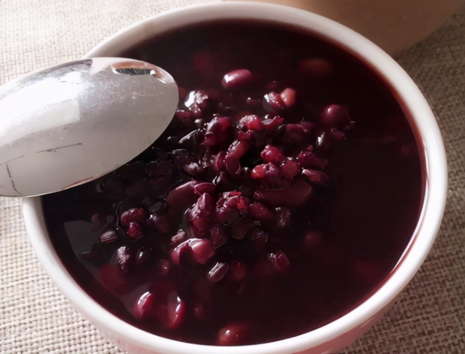 而且胃里也舒服,黑米粥是我家常会煮的粥,用黑米,大米和红豆做搭配,下