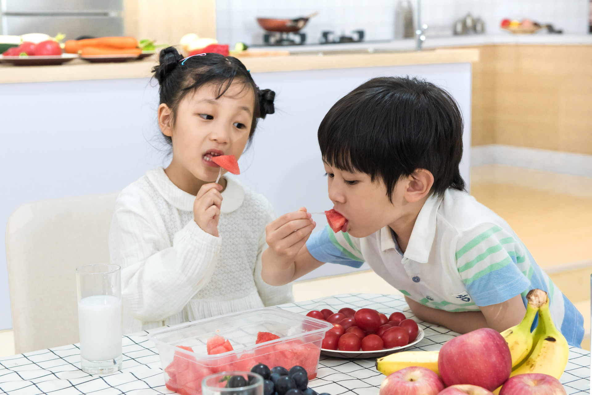 营养师建议：夏天两类应季水果寄生虫多，娃再馋也要忍半个小时