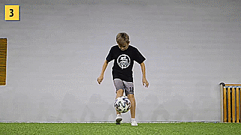 足球侧身拖拉球(花式足球技巧之提拉环绕地球分解)