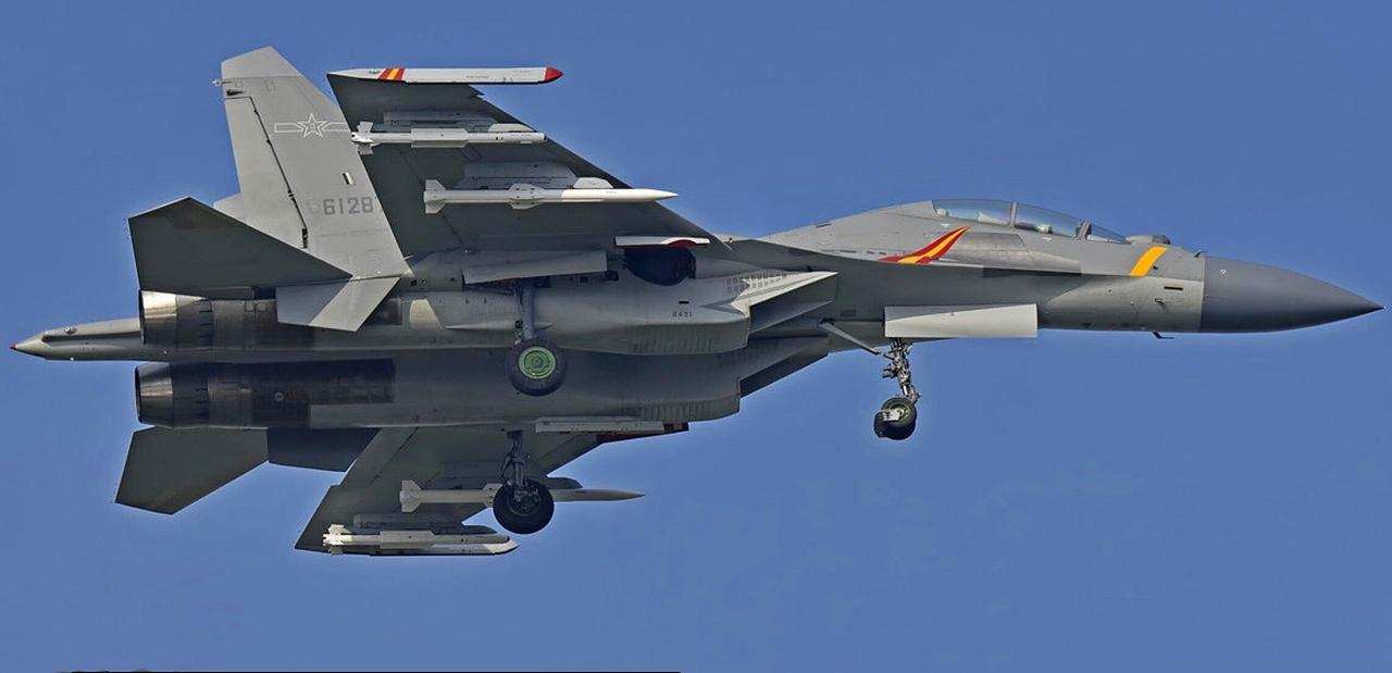 歼16半多用途战斗机目前已经装备超过200架,是我国现役最先进的重型多