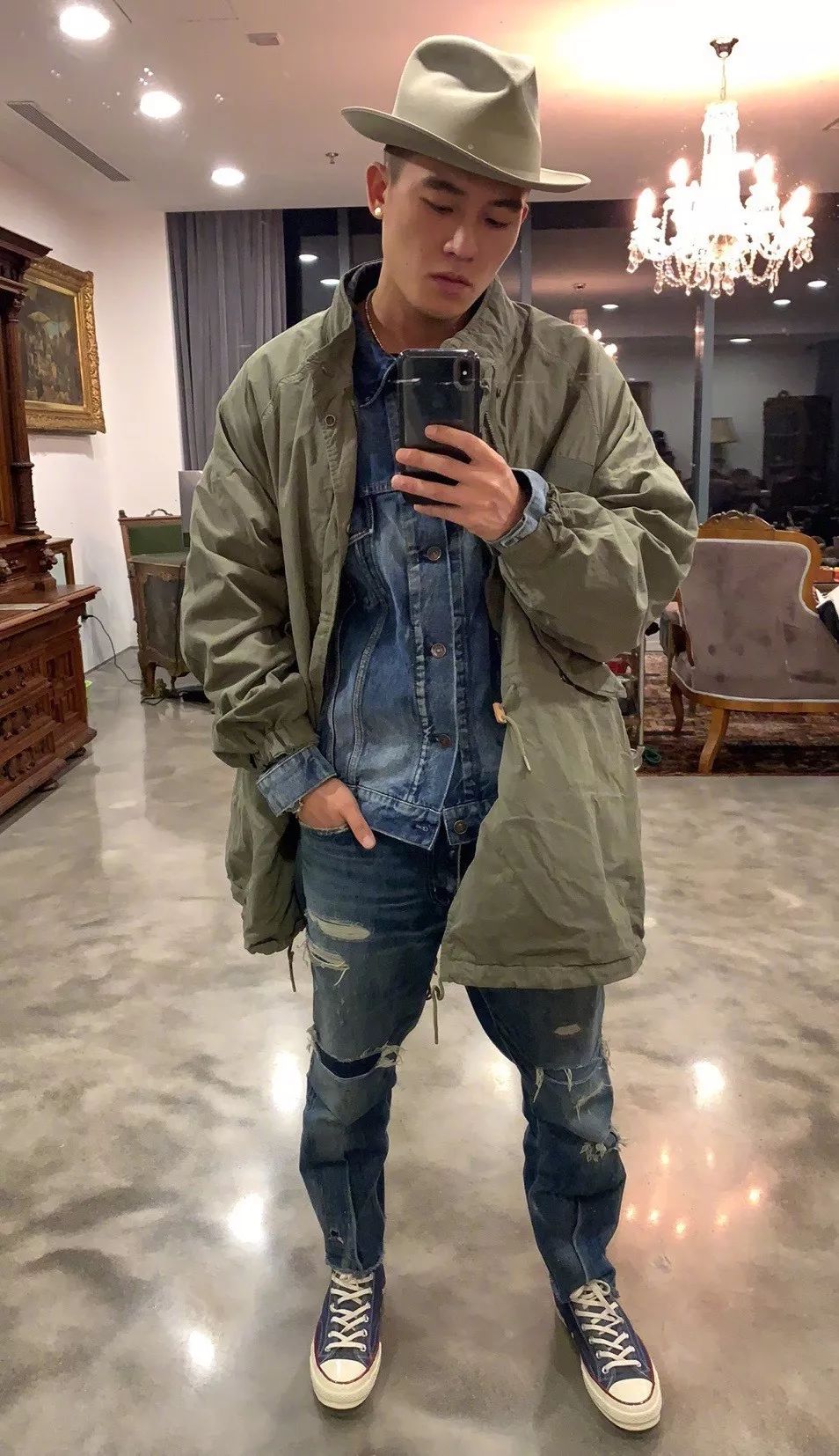 经常穿visvim家的衣服,特别是visvim的拖鞋——christo