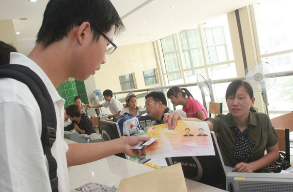 高考430分考上三本，开学看到室友心态崩盘了：我想复读重考大学