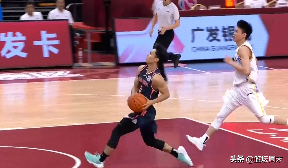 cba哪個球員有只假眼（一個眼神騙過3人，1打4戲耍福建整條防線，對不起，他只有20歲）
