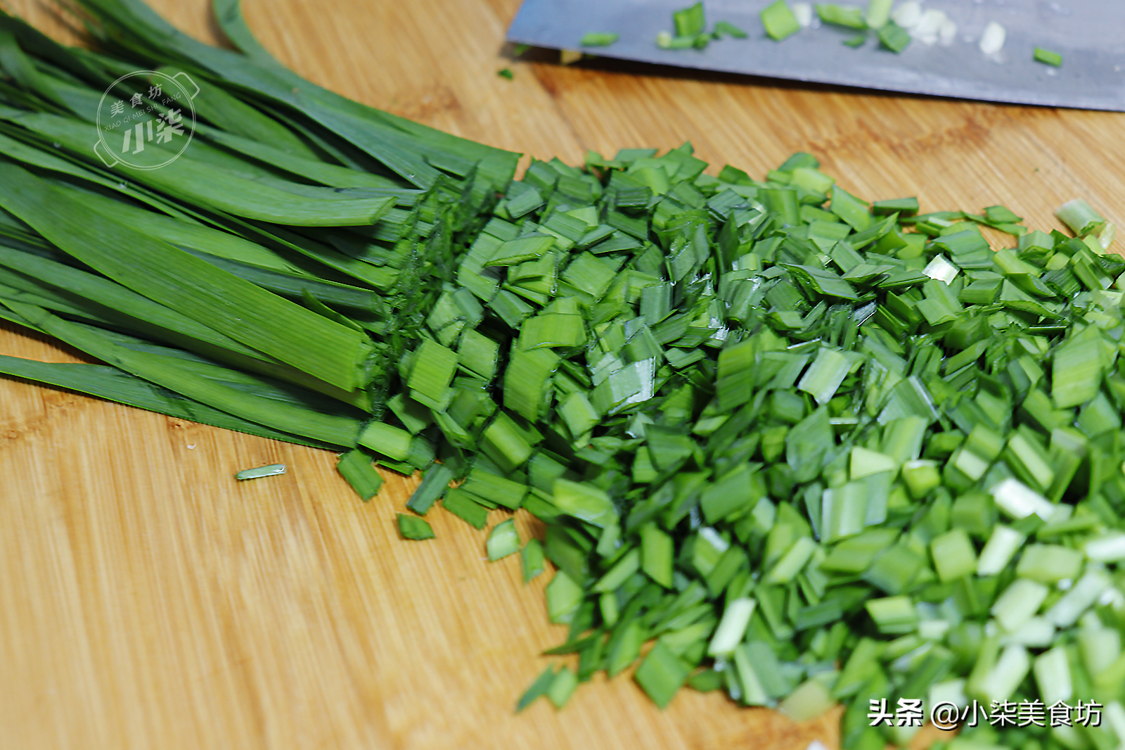 韭菜盒子新做法，翠绿不出水，一层比一层香，吃过一次就忘不了