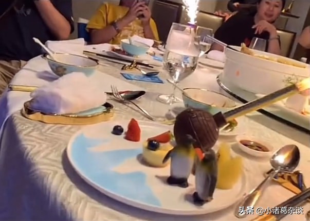 全红婵搞怪！对着镜头做鬼脸，在游乐园吃套餐，激流勇进坐过瘾了