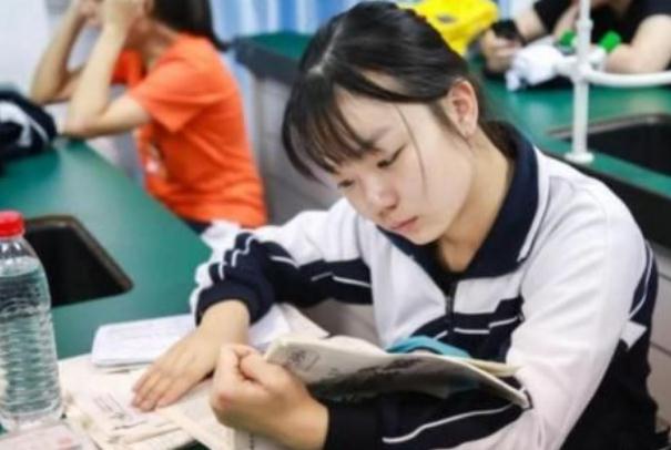 高三学生回家手机不离手，家长担心沉迷游戏，私自查看后心情复杂