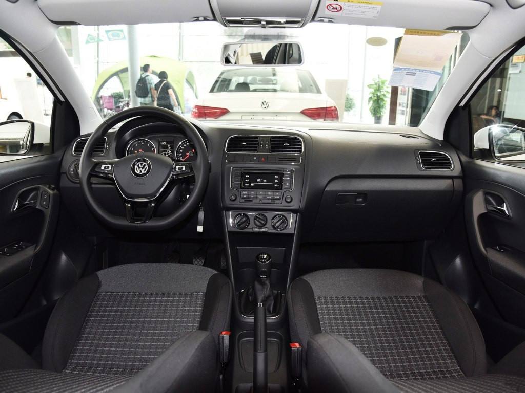 内饰方面,polo plus是典型大众最新的家族范儿,新途锐等车型都是类似