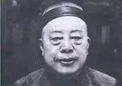 上海青帮(军统杀手锄奸：上海青帮头子季云卿命丧澡堂，其身份高于杜月笙)