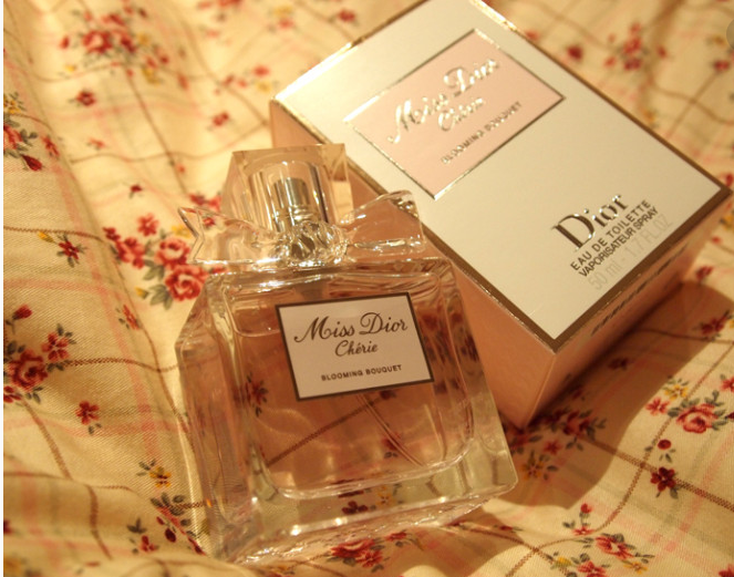 知名艺术家李晓玲为你解密，一生必须拥有的十瓶经典款香水