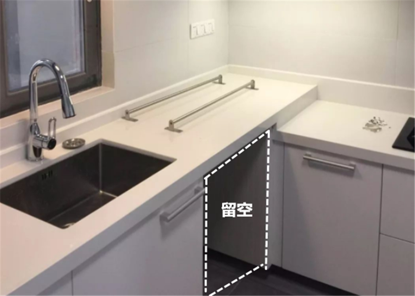 厨房定制橱柜千万别做满！现在流行“空一格”，美观又实用