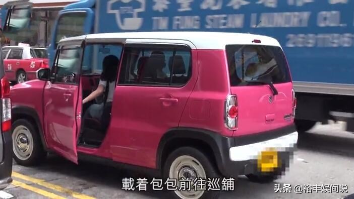 陈奕迅打扮新潮开二手车现身，粉色头巾好另类，过亿物业老婆持有