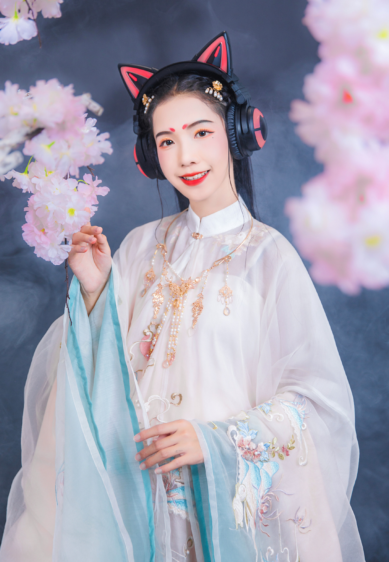 电竞纪元女生衣服(穿汉服去打“电竞”是怎样的场面？想不吸引别人的目光都难)