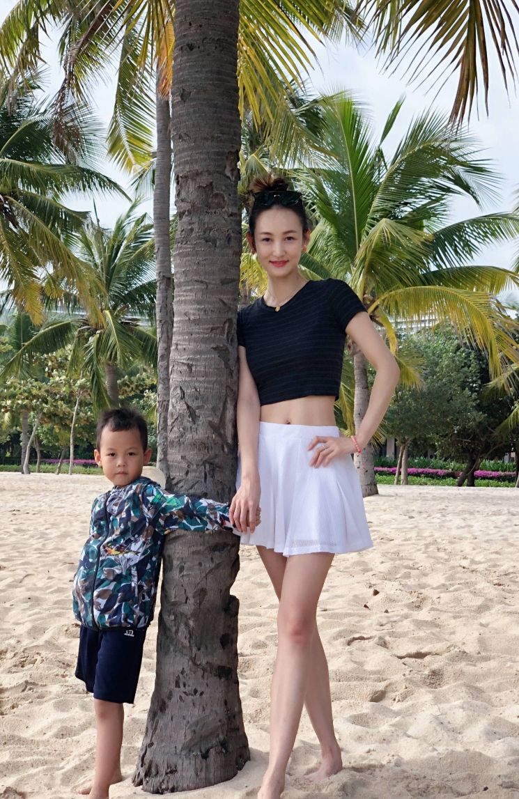 2004年,范瑛因为与王皓的恋情曝光而被国家队开除,而王皓作为国乒队的