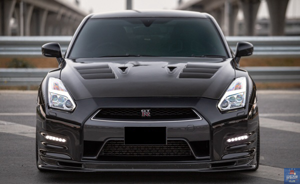 改装完全“被黑化”的日产GT-R，搭配全套Varis车身套件