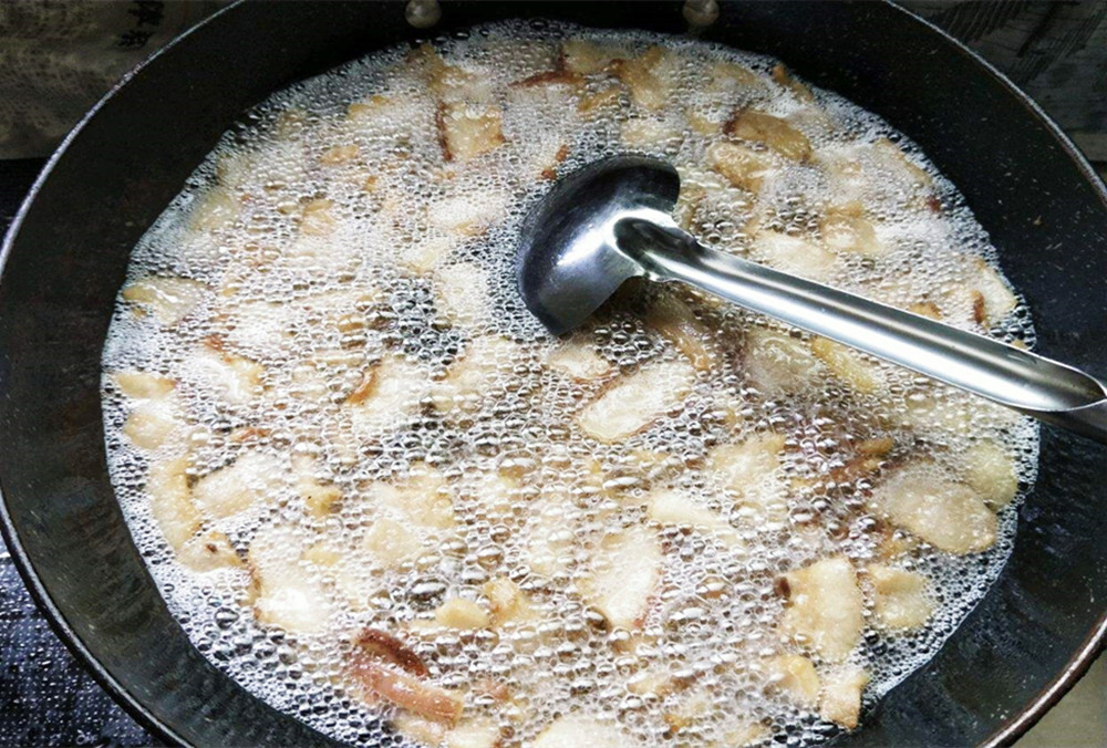 熬猪油时，千万别只会加盐！学会多加一样，猪油又白又香无腥味