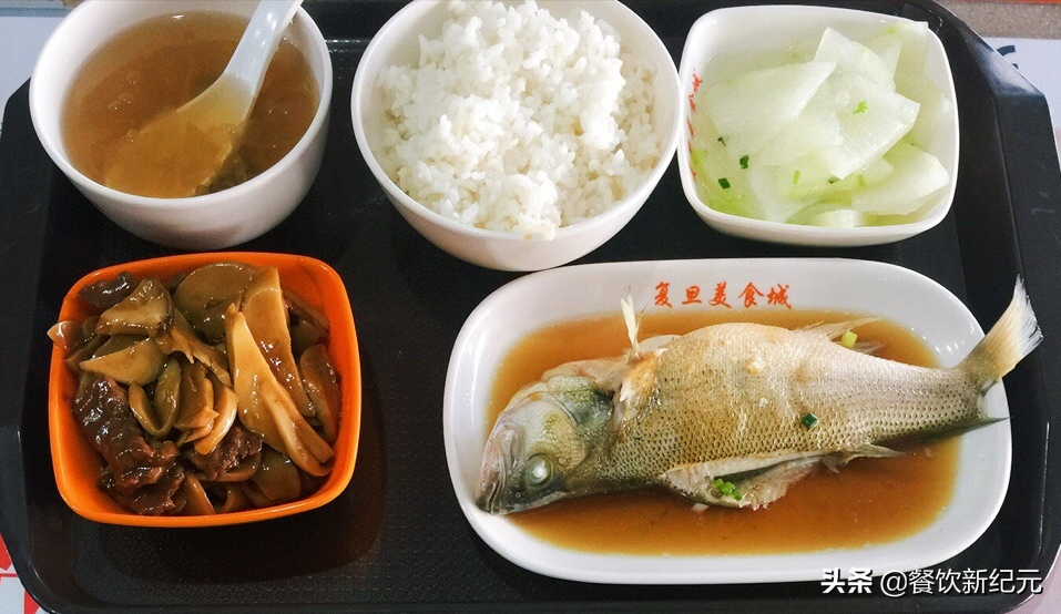 看完南方大学的食堂，再看北方大学的食堂，网友：差距真大啊