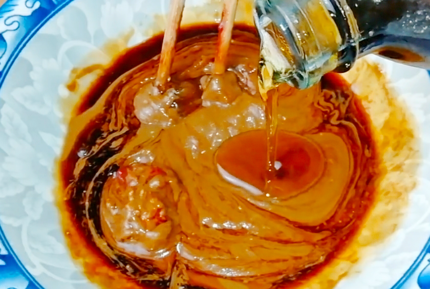 调麻酱汁，有人加水有人加油？都不对，大厨教你正确做法