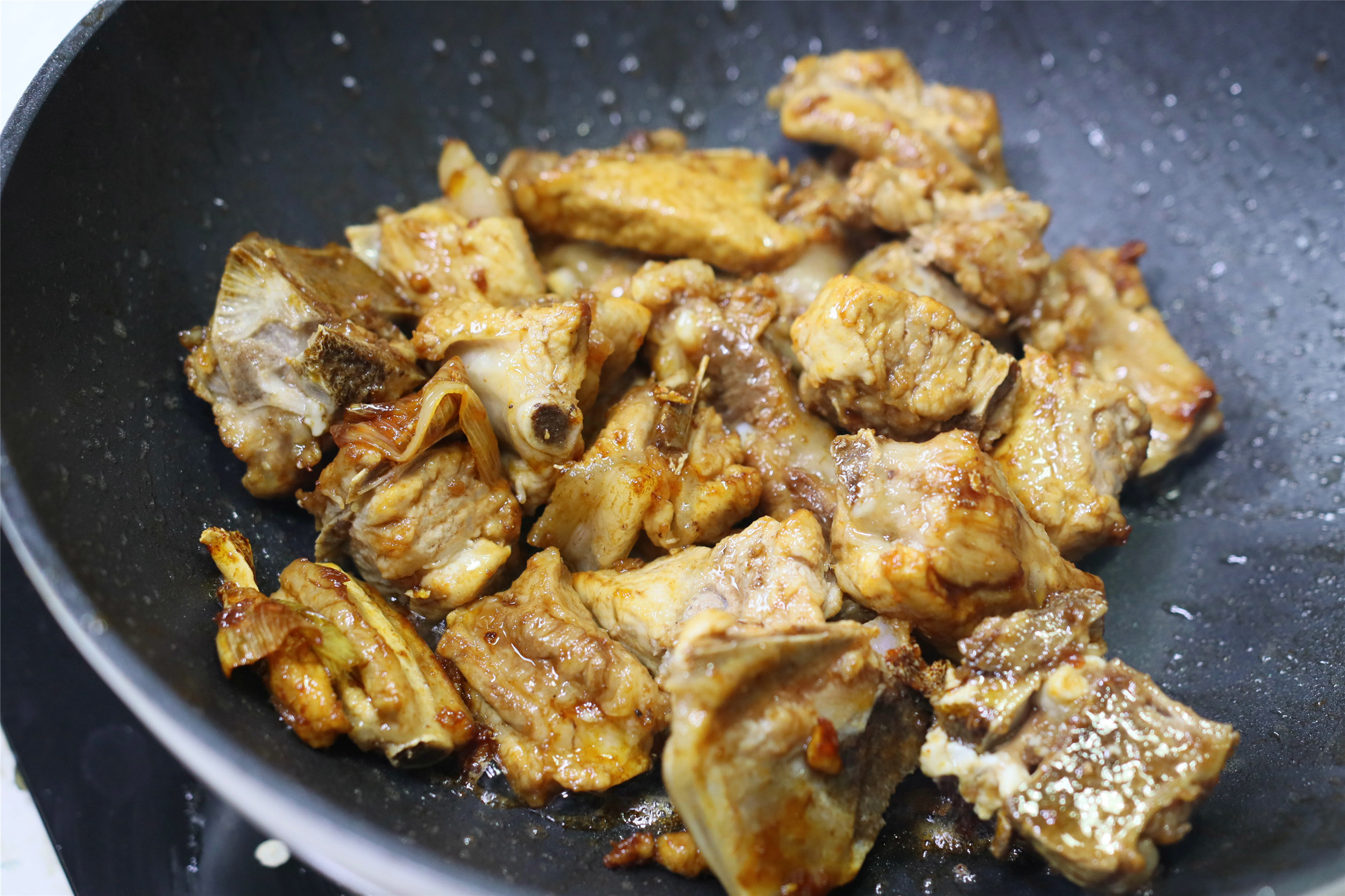 天热吃排骨，和饭店大厨学了一招，多加1味料，炖了一锅贼香