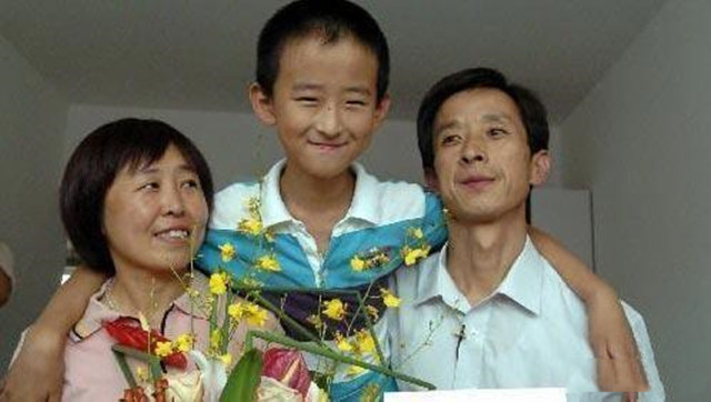 河南女孩九岁高考，十岁上大学，“神童”父亲的教育方式饱受非议