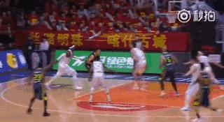 易建联倒下了，中国篮球的旗帜倒下了！一个时代结束了