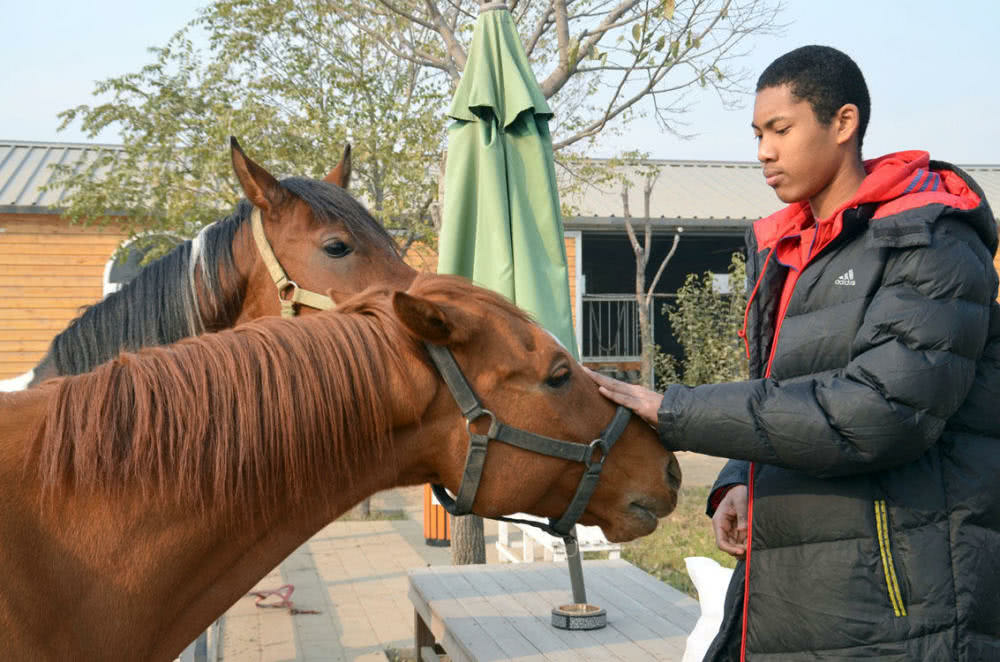 熟知的混血篮球运动员就是现在效力于北京首钢俱乐部的艾瑞克加尼尤