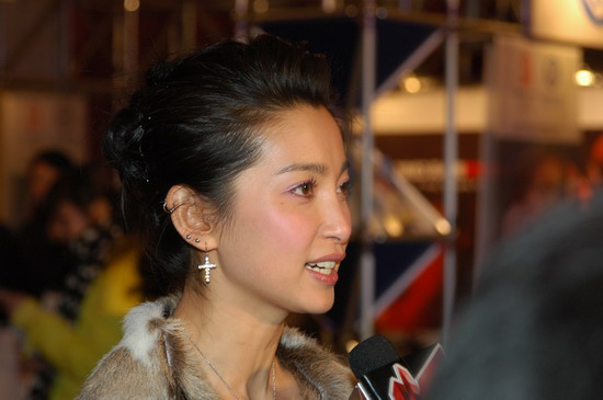 2004年，李冰冰刚从电梯走出，就被朱孝天抱住亲吻，两人彻夜未出