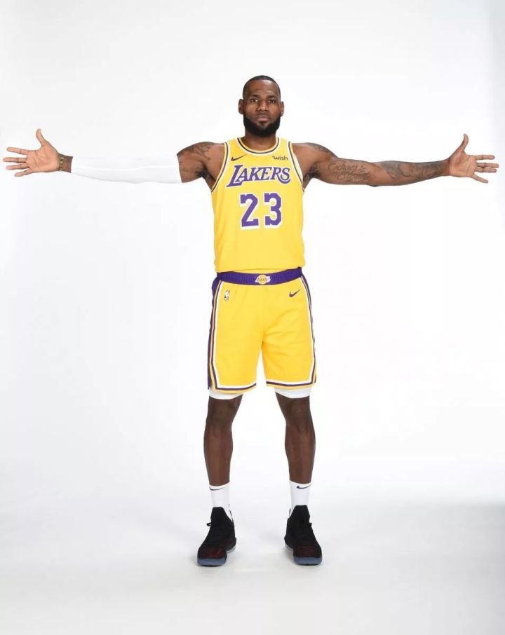 詹姆斯图片高清壁纸霸气(「湖蜜请查收」詹姆斯湖人高清炫酷壁纸66张!