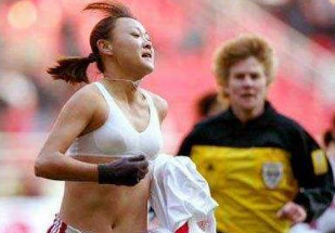 美女世界杯现场脱衣（女足队员进球大方“脱衣”庆祝，全场震撼，国际足联为她改规则）