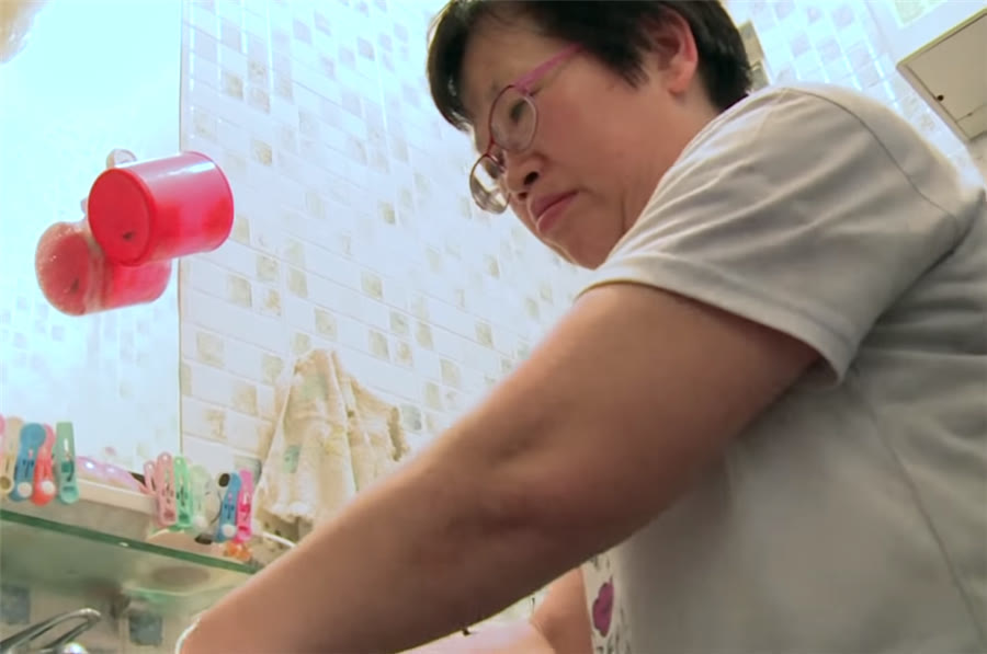 59岁香港阿姨住7年劏房，在6㎡的蜗居中努力生活，网友：太难了