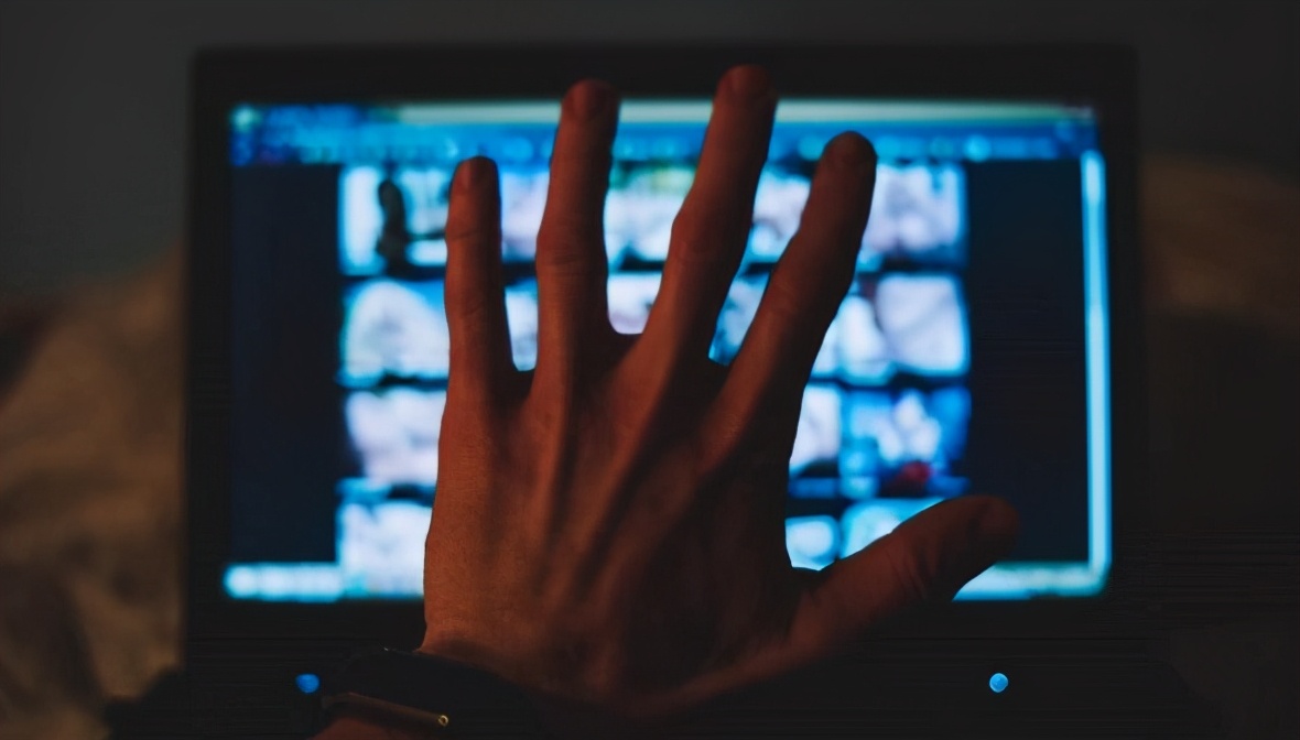 吵翻！欧美明星带头搞黄，无数未成年“追星”做色情主播？