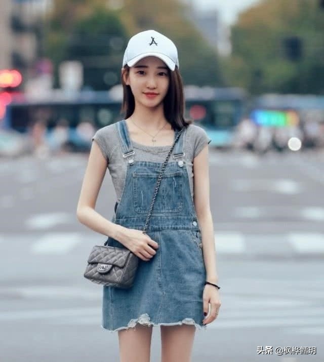 路人街拍，靓女兰质蕙心，穿背带牛仔裙，很显文艺清新范