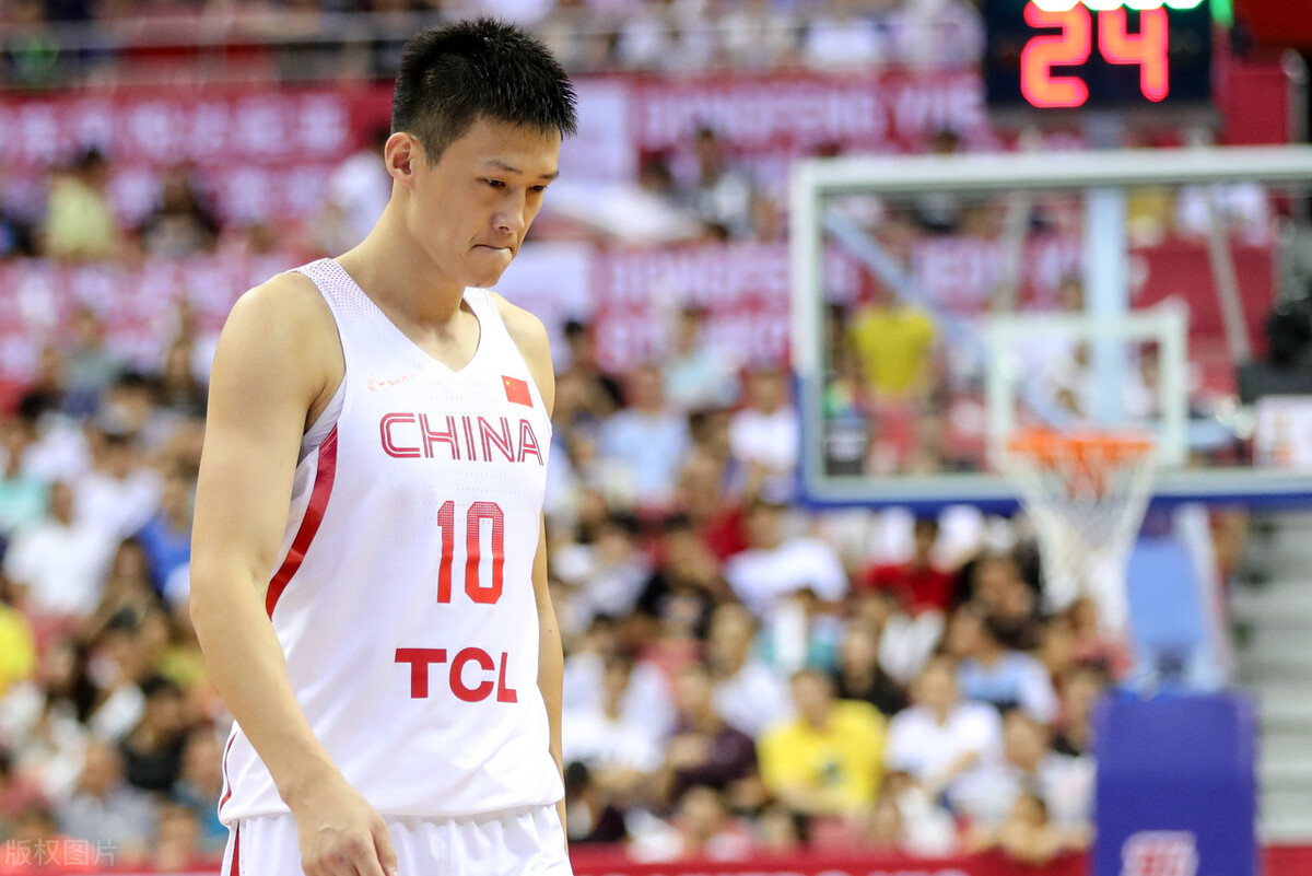 男篮周鹏个人资料简介(周鹏的故事:曾被辽宁队员欺负,力压阿联成队长