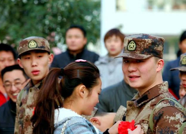 大学毕业当兵好，还是大二结束当兵好？想参军的大学生要知道