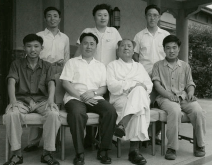 1953年，毛主席在蛇山买臭豆腐，被认出后无奈上黄鹤楼“避难”