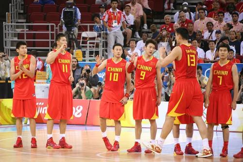 08年中国男篮vs美国队(中国队08年奥运会对阵美国队，姚明拿下13分，科比和老詹是这数据)