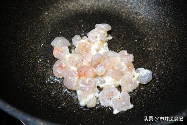 酱油炒饭简单的家庭做法（酱油炒饭怎么做简单又好吃）-第7张图片-巴山号