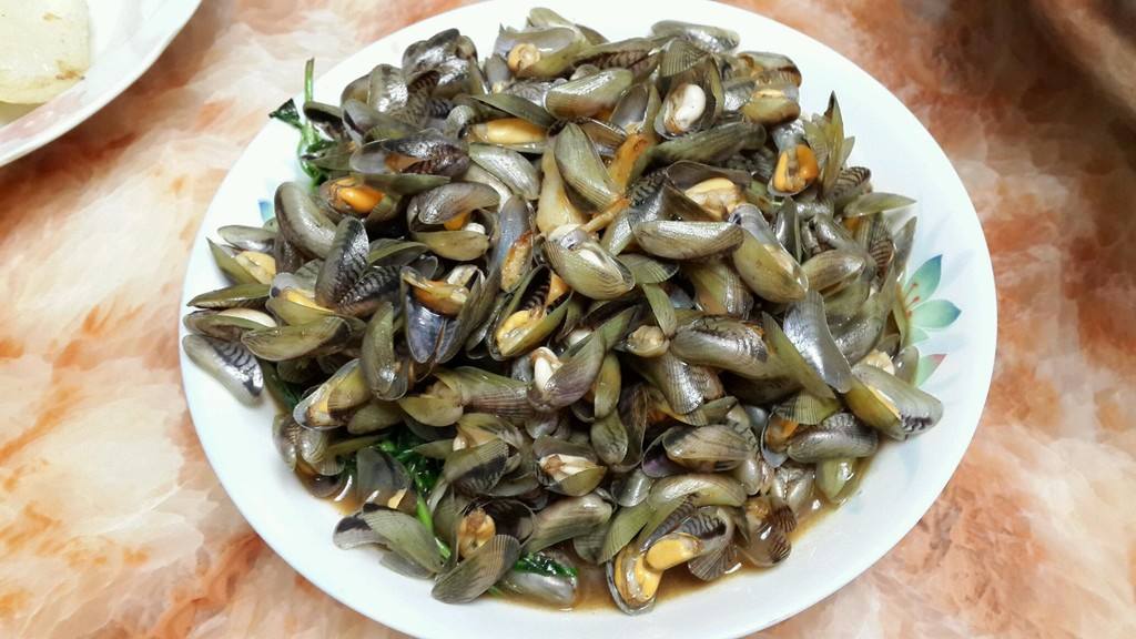 五,海瓜子壳小,扁平,光滑,有光泽.体层肩角尖锐,壳口相当小.