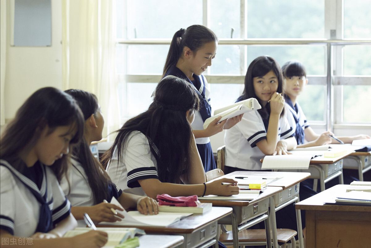 同学们要明白，人生靠自己靠山山会倒，靠水水会流靠自己永远不倒