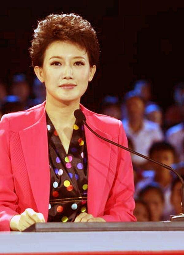 她49岁仍未婚单身(央视著名主播梁艳:生活中热心做红娘,自己49岁仍