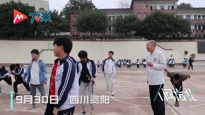 退休后的体育老师(91岁体育老师霸气喊话：没人敢占我的课)