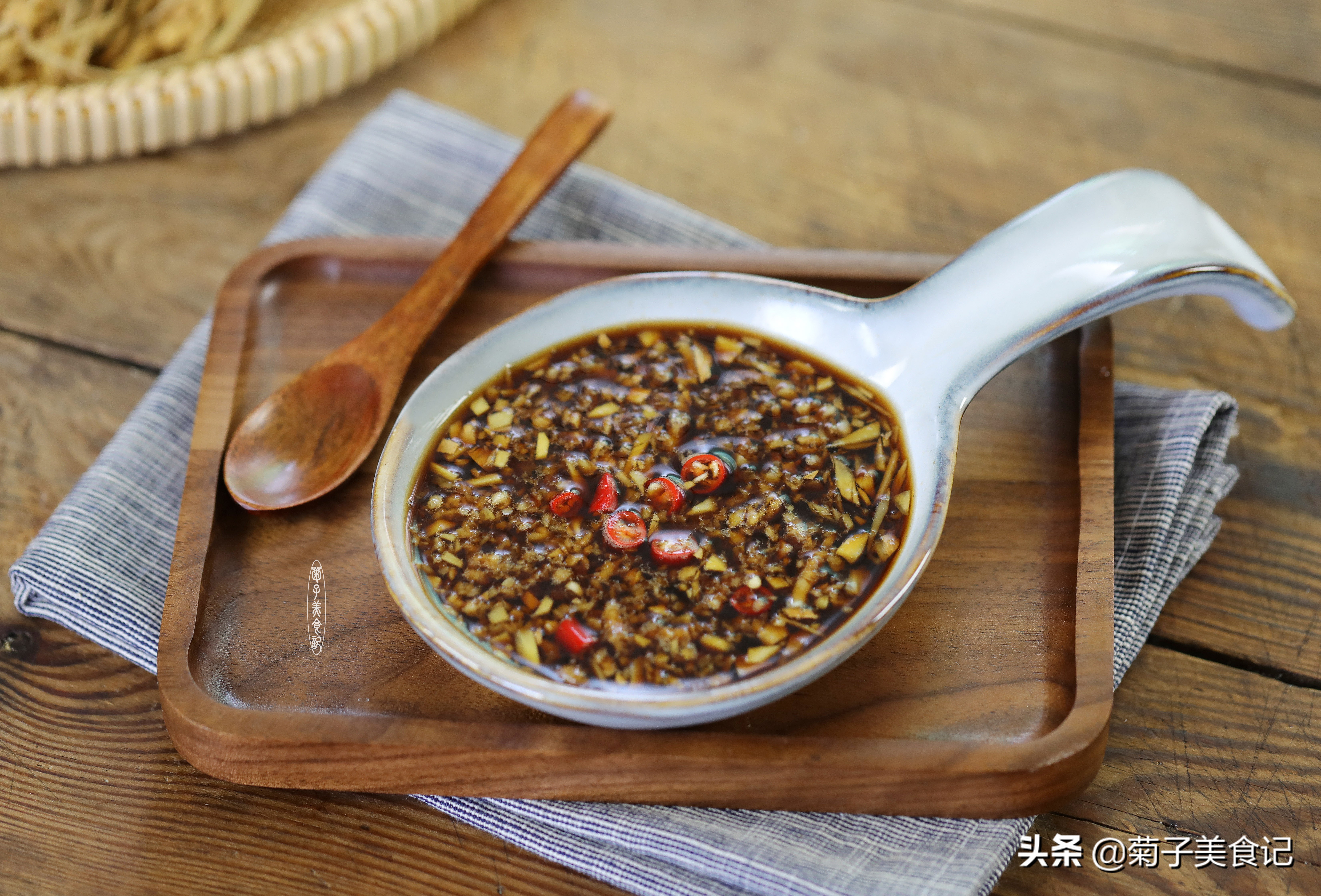 大闸蟹怎么做才能好吃？清蒸只要三步，搭配蘸酱，简单味美又鲜香