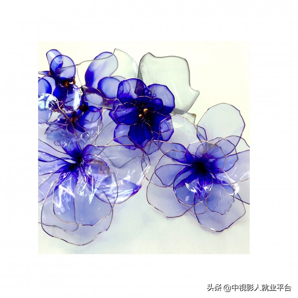 正规化妆培训学校排名-手工饰品水晶花化妆师必备技能之一