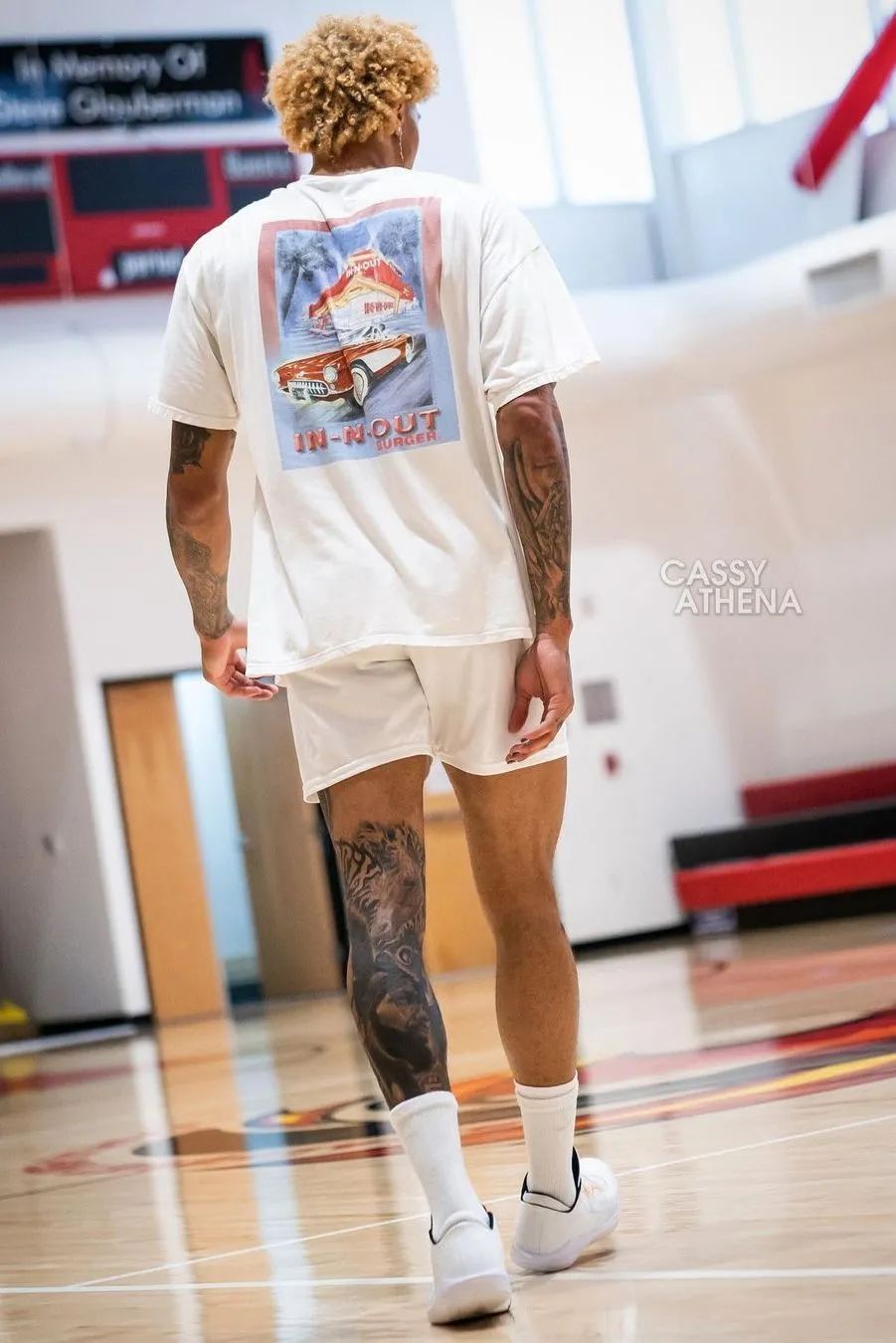 为什么nba都穿白色紧身裤(美式球员(穿搭)或将成为球场的全员恶人)