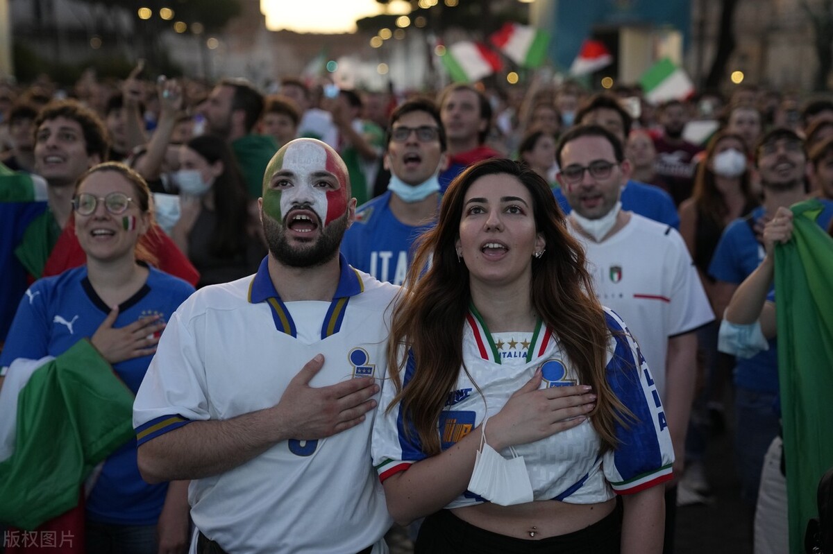 意大利球员收割温布利球网(伟大的1-1，欧洲杯最终一战！大热门遭加时困局，6万球迷激情见证)