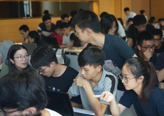 大学生晒“课程表”，原来不同专业差距这么大，旱的旱死涝的涝死