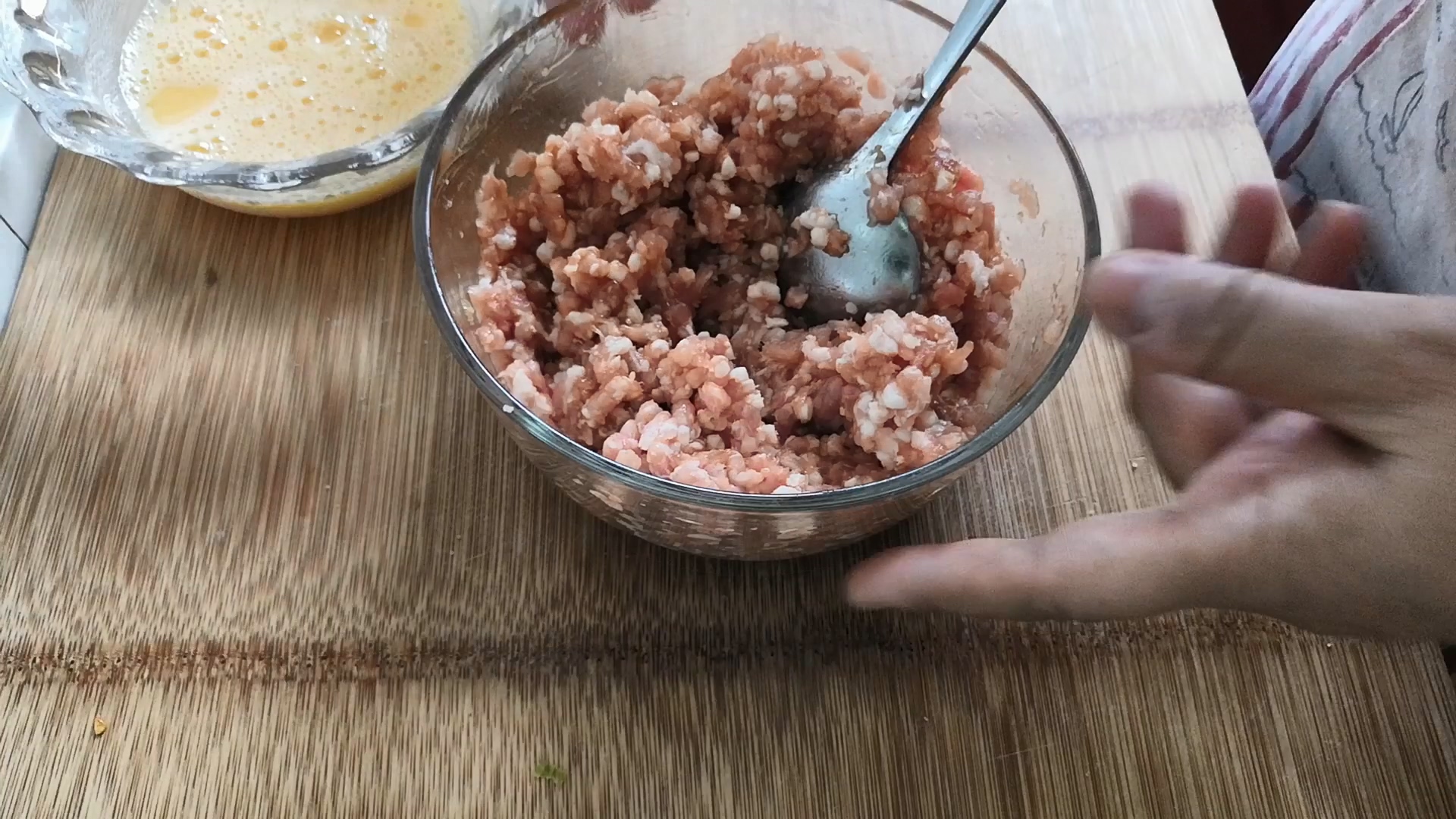 肉饼蒸蛋怎么做（咸香鲜美的肉饼子蒸蛋做法）