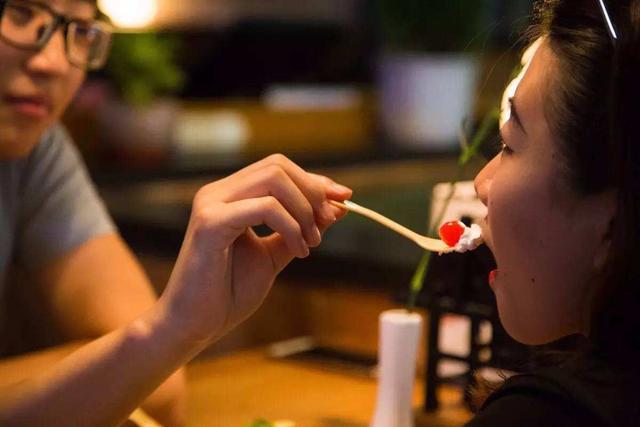 女大学生插足四口之家，发朋友圈秀恩爱被发现，还嚣张挑衅原配