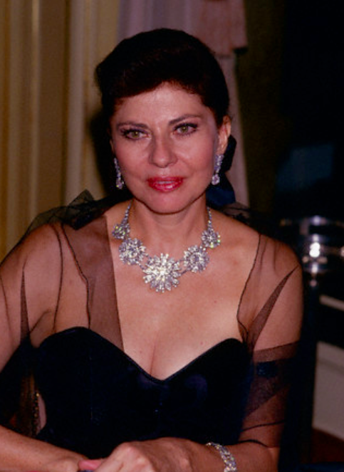 伊朗末代美艳王后！国王宠翻送天价珠宝，却因无法生育被流放